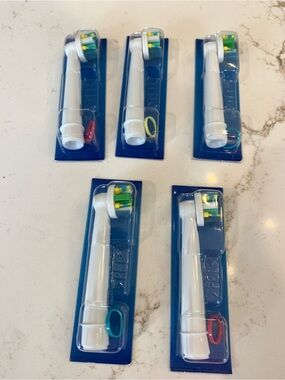 Oral-B Floss Action Replacement Brush Heads Set Of  ( 5 )  NEW.